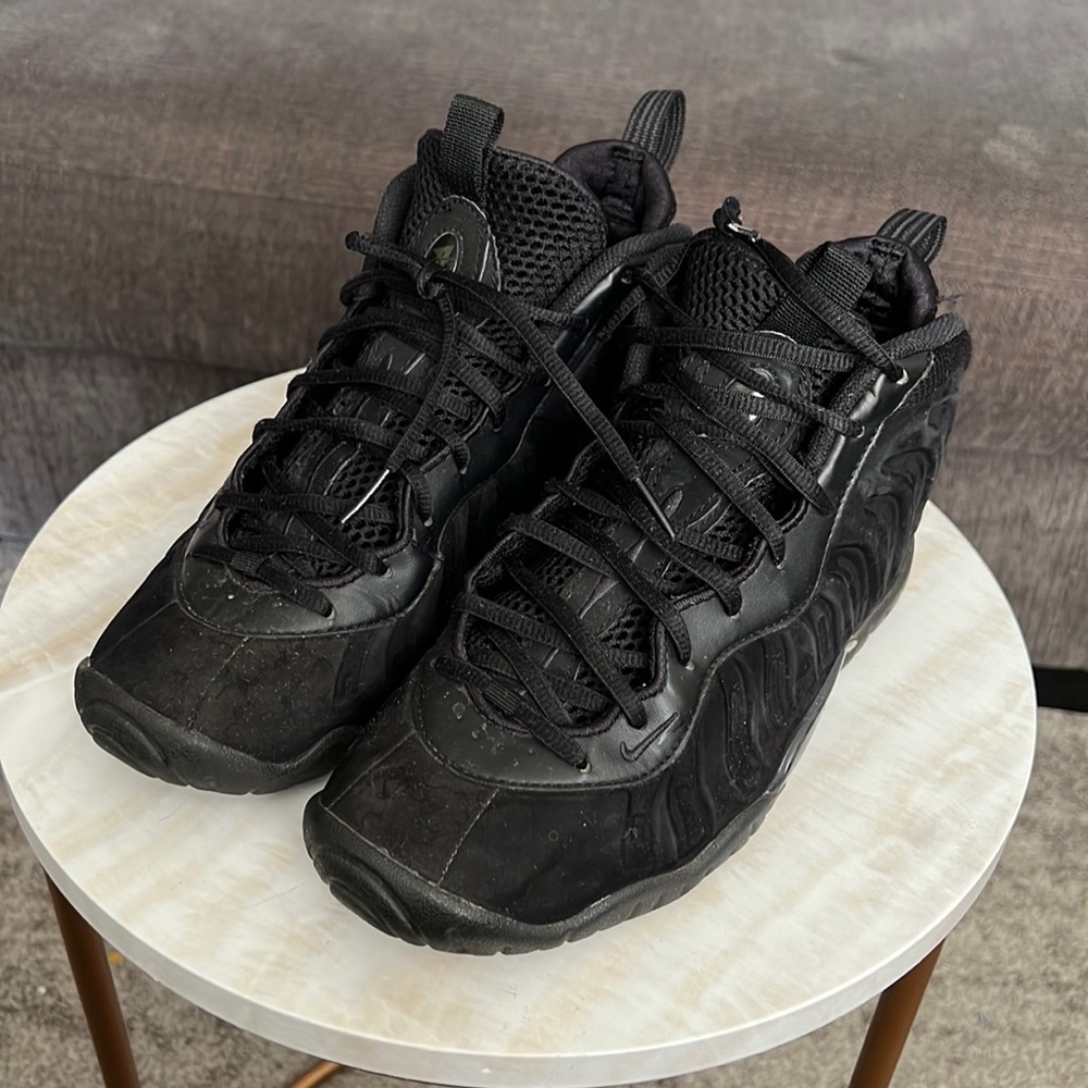 Black Nike Foams